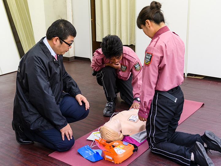 警備スタッフ教育の様子：AEDトレーニングキットを活用する様子